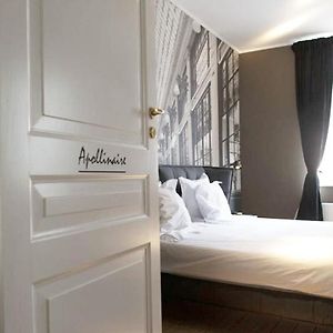 Deluxe One-Bedroom Apartment